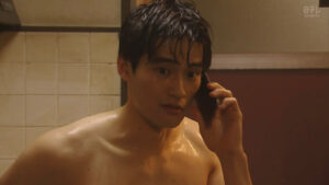 岡田健史の風呂上りに裸で電話している