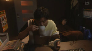 岡田健史がコーヒーを飲んでいる